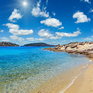 美丽的阳光夏日爱琴海岩石岸地貌西托尼亚拉戈西海滩附近Halkidiki希腊两针缝合图像图片