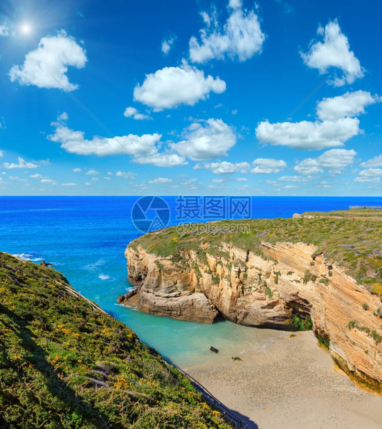 Cantabric海岸夏季风景CatheralsBeachLugoGalicia西班牙蓝天云层积聚阳光照耀图片