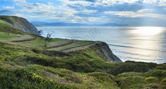 大西洋海岸线在比斯凯湾Barrika镇(西班牙)海滩附近看到,两缝合全景。图片