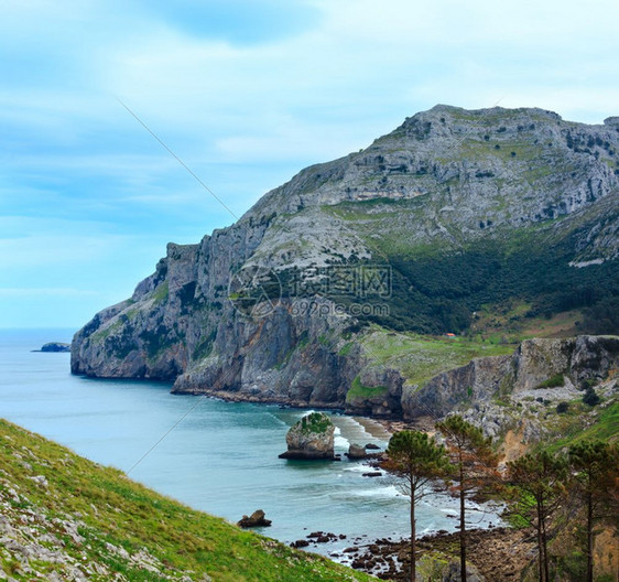 春季海岸有岩石斗篷和小海湾SanJulianBeachLiendoCantabria西班牙两针缝合图像图片