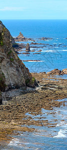 夏季大西洋比斯卡湾海岸风景附近有岩层西班牙阿斯图里亚卡达维多阿斯图里亚埃尔米塔德拉雷加利纳阿斯图里亚图片