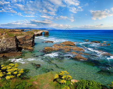 坎塔布基海岸夏季风景布满蓝色闪光天空CatheralsBeachLugoGalicia西班牙图片