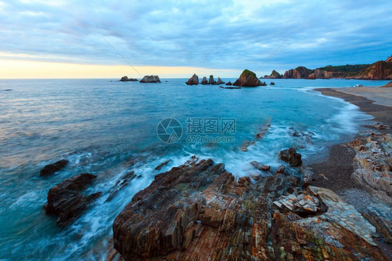 大西洋海岸风景之夜美丽的Gueirua海滩带尖锐的小岛西班牙阿斯图里亚图片