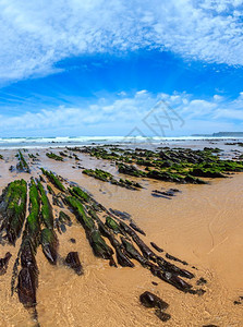 沙滩和蓝天空上岩层形成云积聚阿尔加夫科斯塔维蒂纳葡萄牙两针缝合图像图片