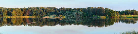 夏季湖风景之夜,水面上有树木反射(Shklo,Lviv Oblast,乌克兰)三缝合高分辨率全景。图片