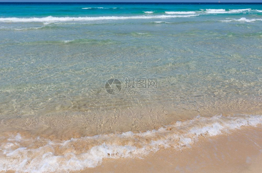 美丽的海浪和沙滩图片
