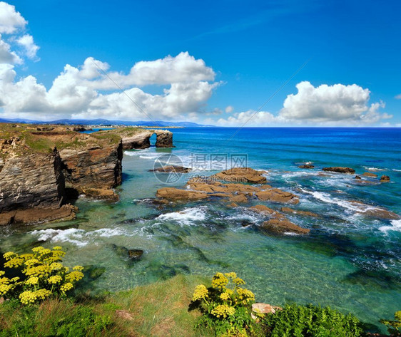 坎塔布基海岸夏季风景布满蓝色闪光天空CatheralsBeachLugoGalicia西班牙图片