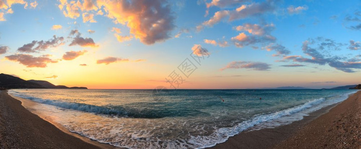 美丽的夏季海日落风景阿尔巴尼亚博什村的海滩两针缝合全景图片