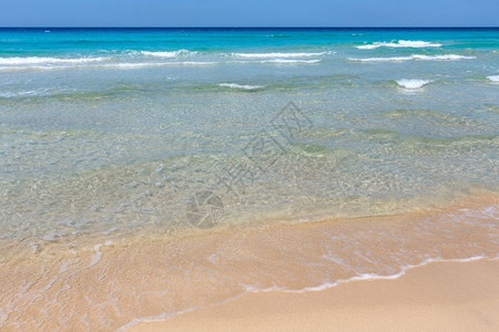 美丽的海浪夏天景色从沙滩图片