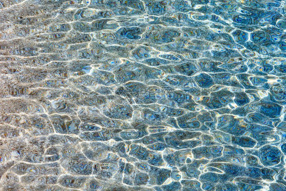 蓝色海水流表面有波浪和一些低沉的底观图片