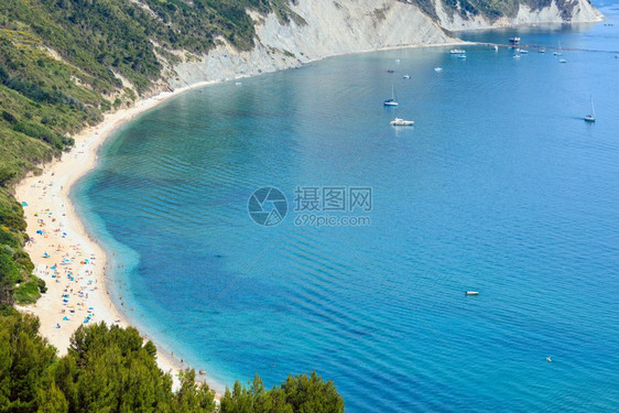 夏季亚得里海湾和波托诺沃附近的SpiaggiaMezzavalle海滩和马奇地区安科纳镇附近的SpiaggiaMezzavall图片