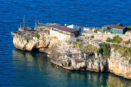 夏季特拉布科角迪蒙特普奇视图近海栖息佩奇奇镇加加诺半岛在普利亚意大利图片