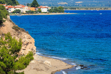 夏季海洋景色有透明的水和沙滩从岸边看锡索尼亚哈尔基迪希腊人们无法辨认图片