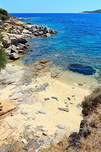 夏季海洋景色与水和沙滩的海平面透明从海岸观察SithoniaHalkidiki希腊图片