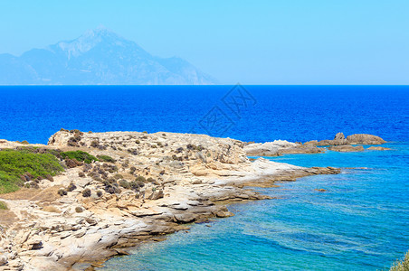 夏季海滨风景与阿特索斯山风景相近哈基迪锡多尼亚希腊图片