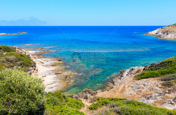 夏季海滨风景与阿特索斯山风景相近哈基迪锡多尼亚希腊图片