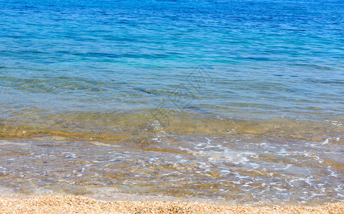 美丽的海浪夏季景色从滩图片