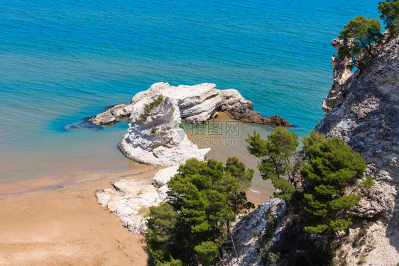 夏季亚得里亚海海滩丽都意大利普利亚加加诺半岛维斯特图片