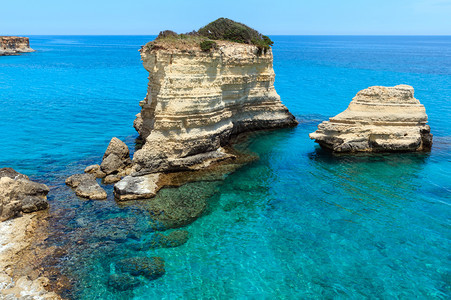 意大利普亚萨顿海岸TorreSantAndrea的悬崖和岩石堆faraglioni图片