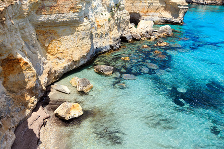 意大利普亚萨林托海岸TorreSantAndrea的悬崖岩形拱和堆叠faraglioni图片
