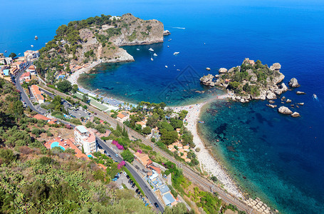 意大利西里州Taormina从上到楼梯陶尔米纳的美景全西里海岸滩和伊索拉贝岛人民无法辨认图片