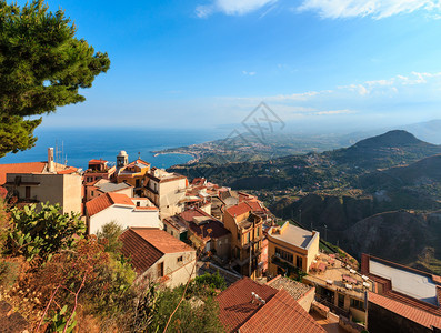 来自意大利西里Castelmola山村和Castelmola屋顶的美景图片