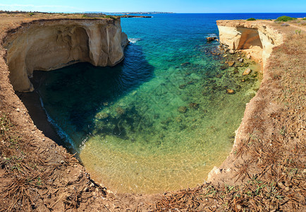 Spiaggia Massolivieri海滩上的石块、夏季海景(西拉库萨、里意大利),四缝合高分辨率全景。图片