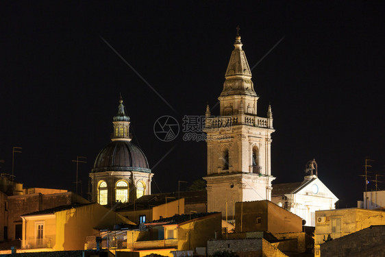 夜中古老的RagusaSicilian镇风景意大利西里著名的旅游目地城市灯光Unesco世界遗产址图片