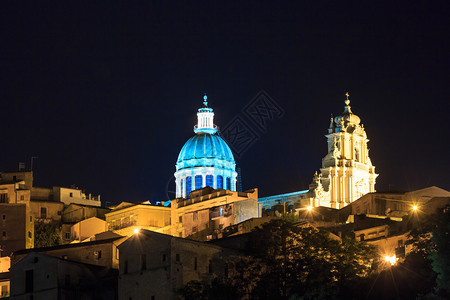 夜中古老的RagusaSicilian镇风景意大利西里著名的旅游目地城市灯光Unesco世界遗产址图片