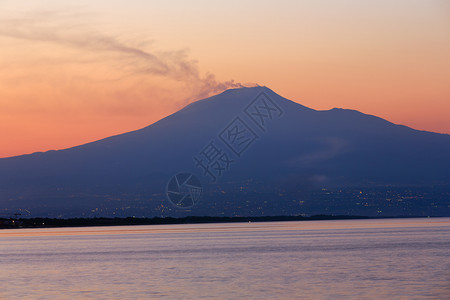 阿格诺尼巴海滨美丽的夕阳远处埃特纳火山烟熏意大利西里拉库萨图片