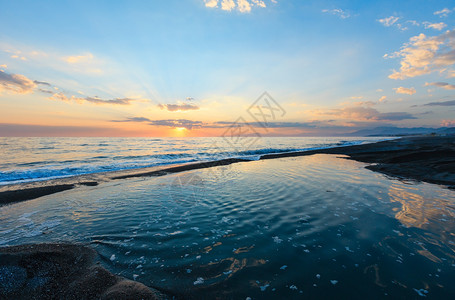 美丽的风景海滩上热带的日落图片般的天空在水中反射背景图片