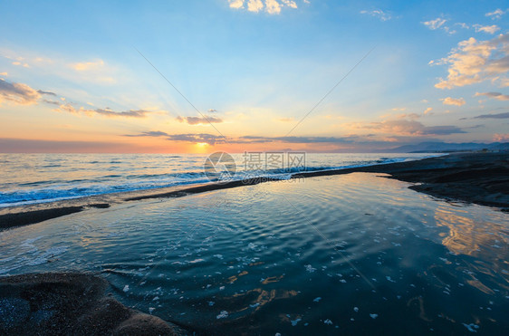 美丽的风景海滩上热带的日落图片般的天空在水中反射图片