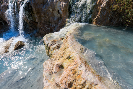 意大利托斯卡纳Grosseto的Saturtia热浴场自然温泉瀑布和图片