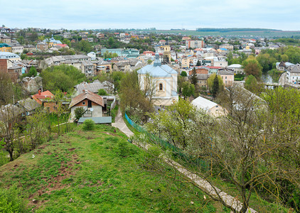 Buchach镇乌克兰特诺皮尔州的全景之春图片