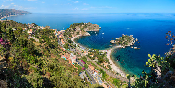 意大利西里岛Taormina从上到楼梯陶尔米纳的美景全西里海岸滩和伊索拉贝岛人们无法辨认两针缝合全景图片