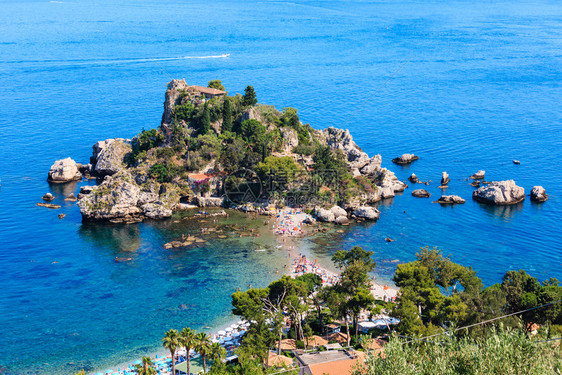 TaorminaIsolaBella海滩和IsolaBella小岛从意大利西里岛往上看夏季西里海景与岸滩和岛屿人们无法辨认特别模图片