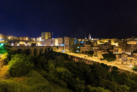 夜中古老的RagusafamosSicilian镇风景意大利西里著名的旅游景点城市灯光Unesco世界遗产址图片