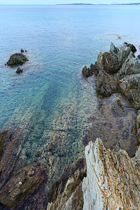 夏日晨海风景从岩石岸NierTristinika海滩希腊Chalkidiki西多尼亚观看图片
