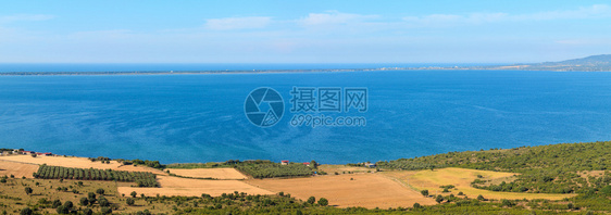 意大利普亚加尔诺半岛瓦拉湖夏季全景,两缝合。图片