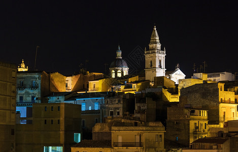 夜中古老的RagusafamosSicilian镇风景意大利西里著名的旅游景点城市灯光Unesco世界遗产址图片