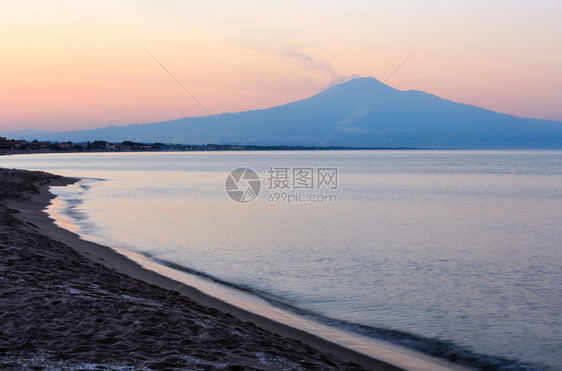 阿格诺尼巴海滨美丽的夕阳远处埃特纳火山烟熏意大利西里拉库萨图片