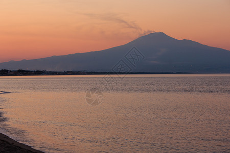 阿格诺尼巴海滨美丽的夕阳远处埃特纳火山烟熏意大利西里拉库萨图片