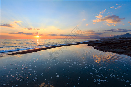 美丽的风景海滩上热带的日落图片般的天空在水中反射背景图片