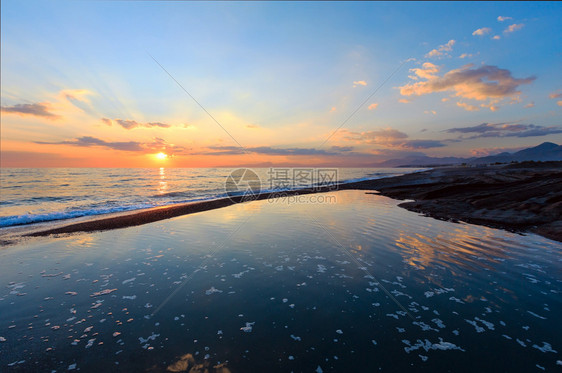 美丽的风景海滩上热带的日落图片般的天空在水中反射图片