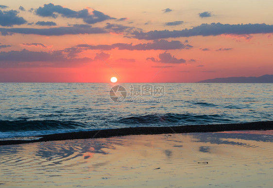 美丽的风景海滩上热带的日落图片般的天空在水中反射图片