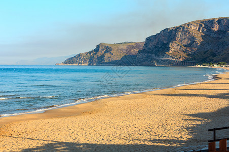 美丽的Tyrrhenian海沙滩Gaeta拉丁美洲意大利的晨光阴影背景图片
