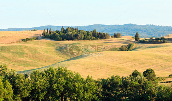 意大利Toscane夏季夜间农村地区美丽的景色在托斯卡纳山区和小麦田地典型图片