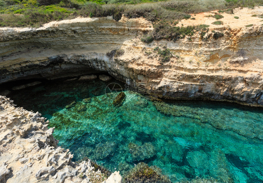 风景如画的海景白色岩石悬崖和海湾GrottadelloMbruficuSalentoAdriatic海岸普利亚意大利图片