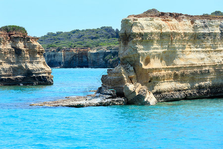 意大利普亚SpiaggiadellaPunticeddha海滩萨利滕托阿得里亚海岸意大利普亚的白岩悬崖海湾小岛和faraglio图片