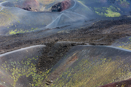 在意大利西里埃特纳火山坑之间人们无法辨认图片